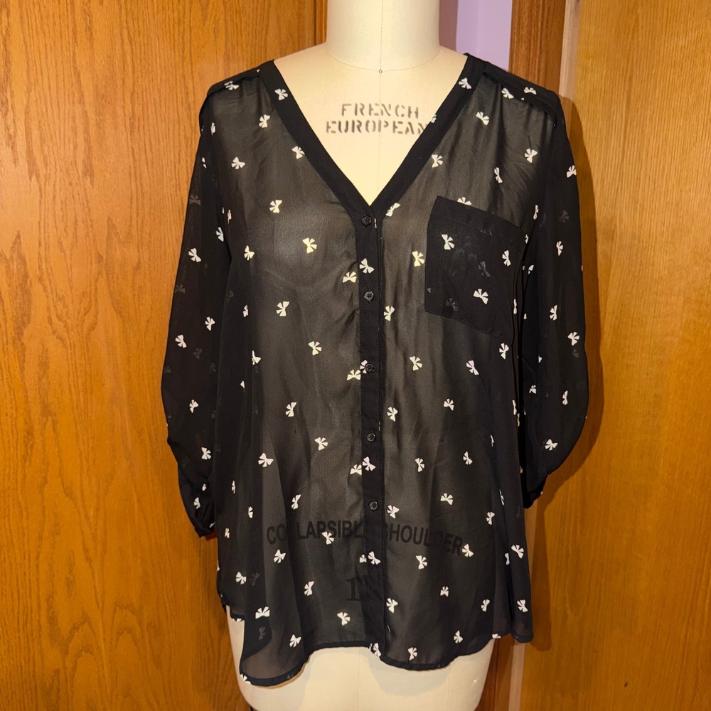 Maurices Blouse Women XL Black Bow Print Sheer Roll Tab Sleeve V-Neck Pocket